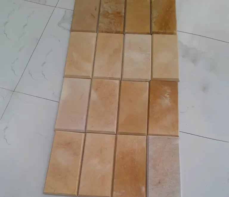Distribución de piedra amarilla y blanca biselada